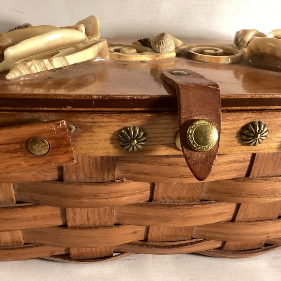 Vintage splint basket purse with seashells - Picture 10 of 13